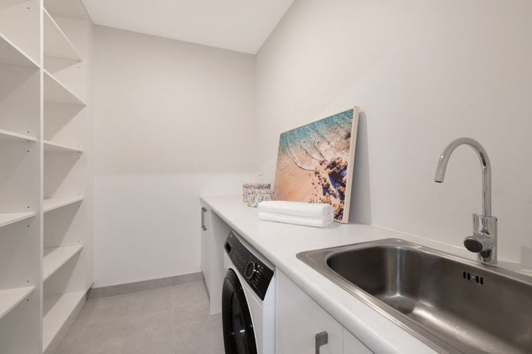 Photo of property in 5 Kawau Close, Orewa, 0931