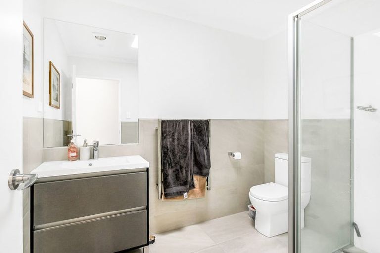 Photo of property in 18 Waimoana Close, Massey, Auckland, 0614