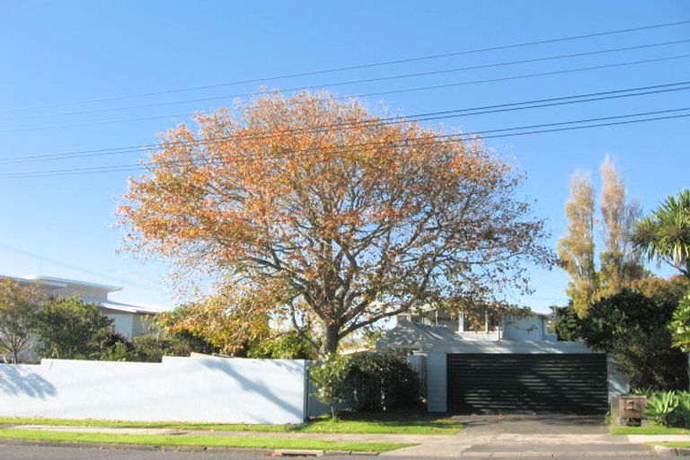 Photo of property in 147 Bleakhouse Road, Mellons Bay, Auckland, 2014