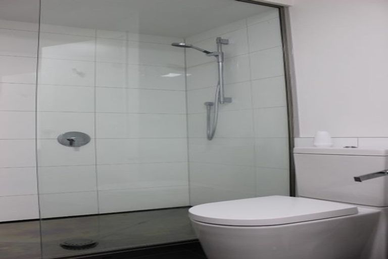 Photo of property in 2/83 Hinemoa Street, Birkenhead, Auckland, 0626