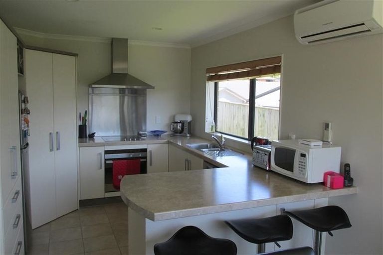 Photo of property in 13 Percy Kinsman Crescent, Riverstone Terraces, Upper Hutt, 5018