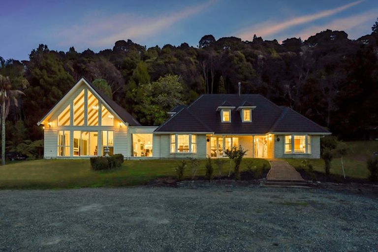 Photo of property in 105 Grassmere Road, Henderson Valley, Auckland, 0612