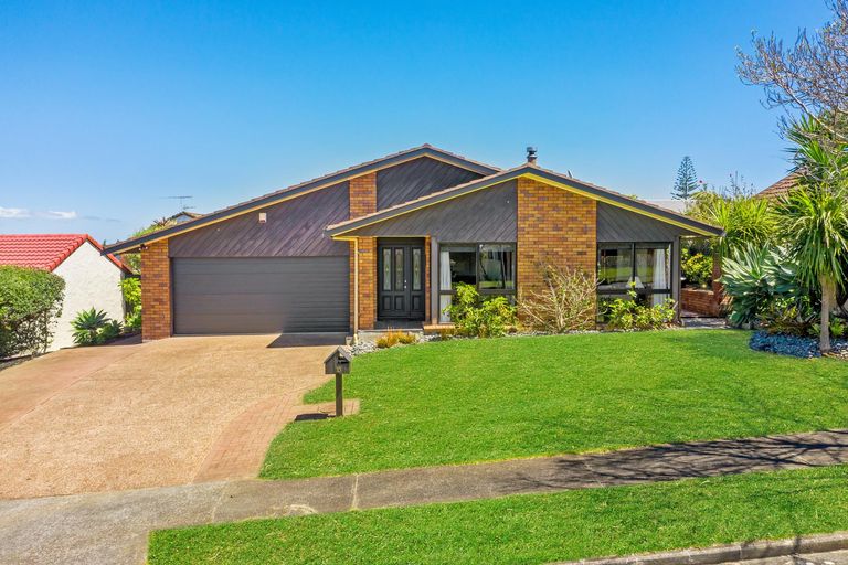 Photo of property in 10 St Simon Place, Botany Downs, Auckland, 2010