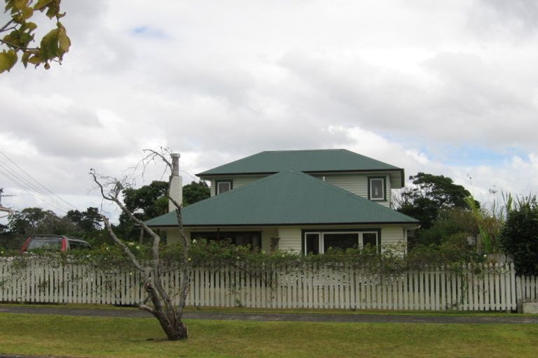 Photo of property in 47 Beach Haven Road, Beach Haven, Auckland, 0626