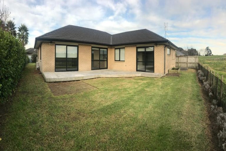 Photo of property in 30 Breaker Grove, Waiuku, 2123