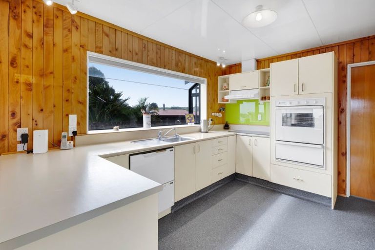 Photo of property in 16 Hussey Street, Oakura, 4314