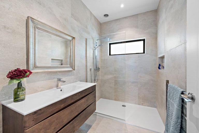 Photo of property in 2 Sunvista Avenue, Oteha, Auckland, 0632