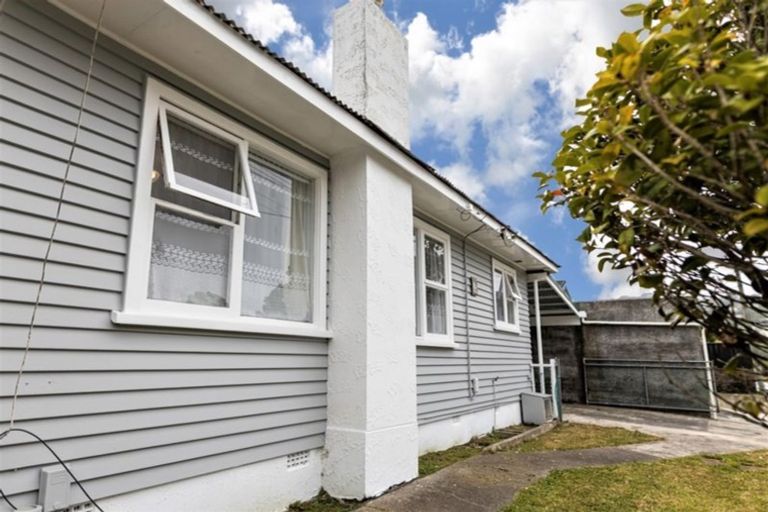 Photo of property in 58 Broderick Road, Johnsonville, Wellington, 6037