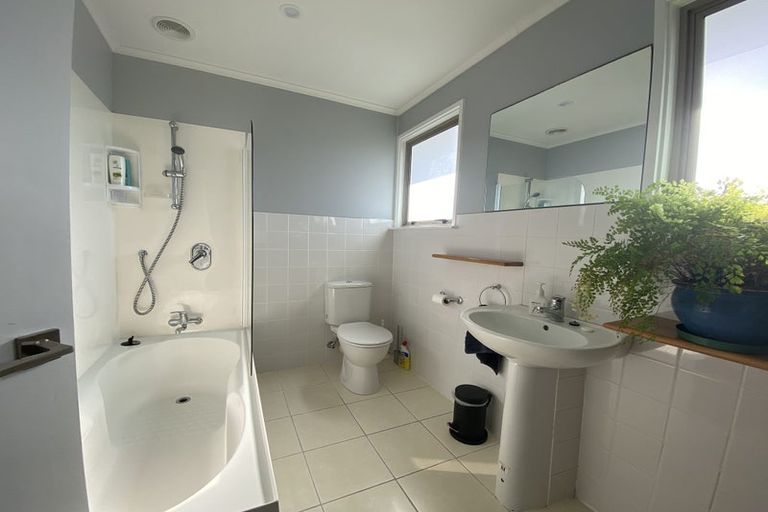 Photo of property in 41 Yeovil Road, Te Atatu Peninsula, Auckland, 0610