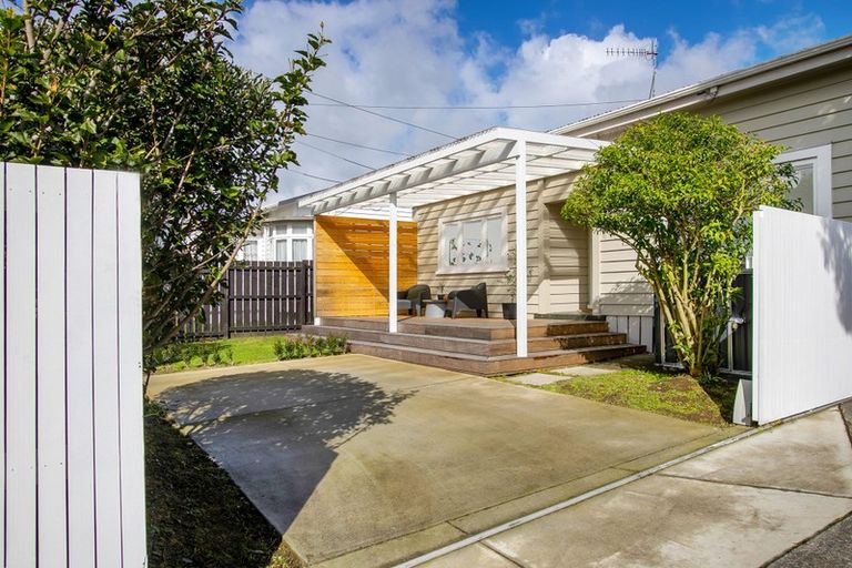 Photo of property in 20 Walmer Road, Point Chevalier, Auckland, 1022