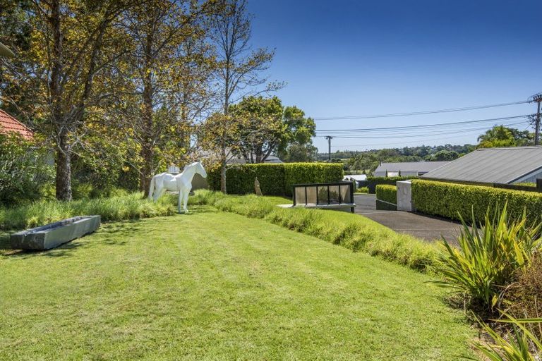 Photo of property in 9 Stanley Point Road, Stanley Point, Auckland, 0624