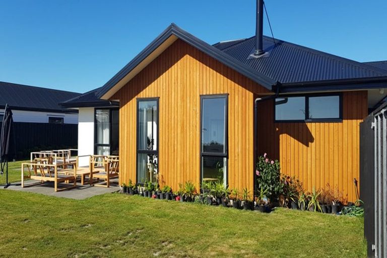 Photo of property in 12 Mccahon Drive, Rangiora, 7400