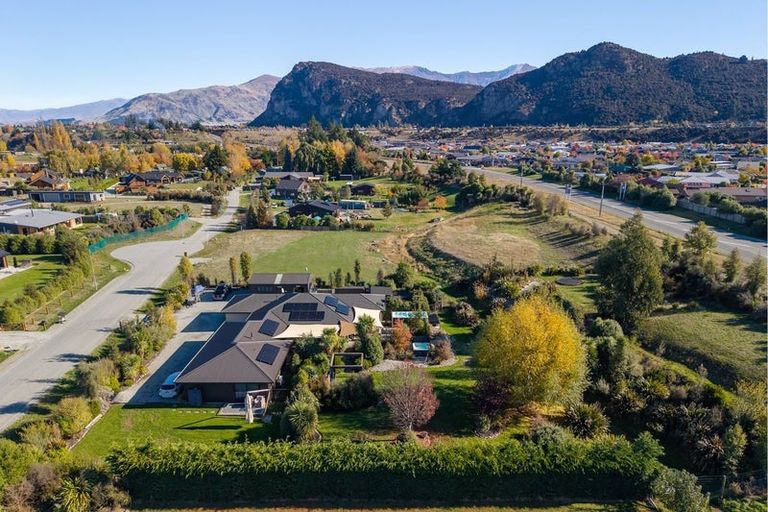 Photo of property in 10 Jack Young Place, Albert Town, Wanaka, 9305