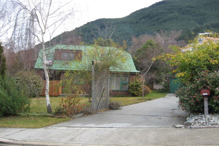 Photo of property in 10 Greenstone Place, Fernhill, Queenstown, 9300