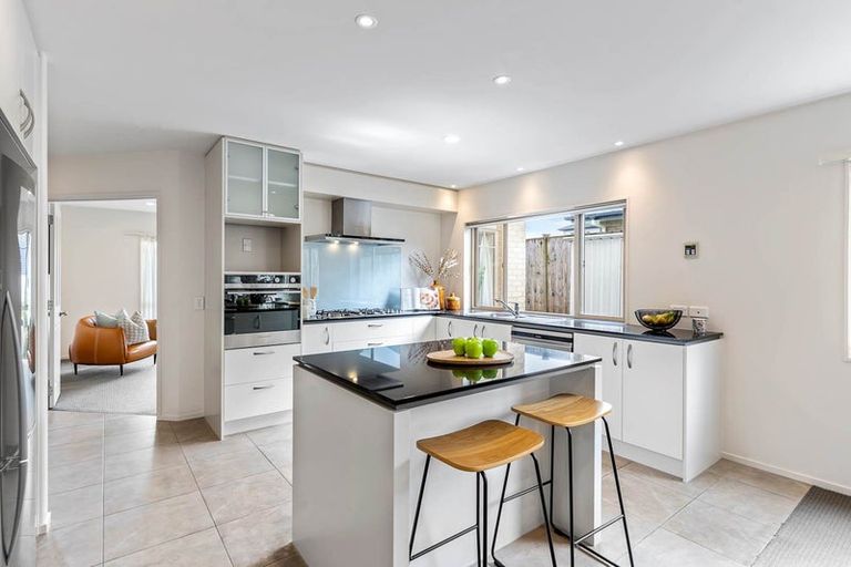 Photo of property in 11 Kouras Place, Flat Bush, Auckland, 2016