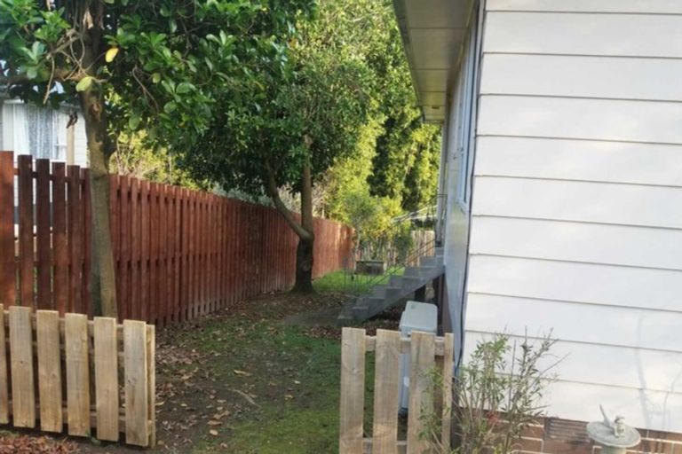 Photo of property in 75 Kemp Road, Massey, Auckland, 0614