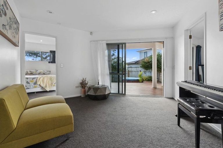 Photo of property in 2/89 Knights Road, Rothesay Bay, Auckland, 0630