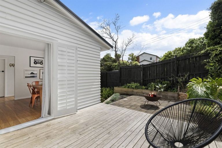 Photo of property in 52 Tiri Tiri Road, Birkdale, Auckland, 0626