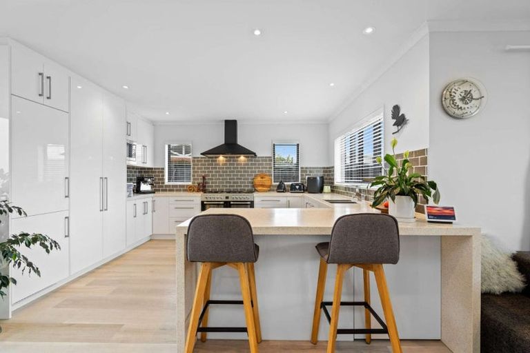 Photo of property in 14 Miami Place, One Tree Point, 0118