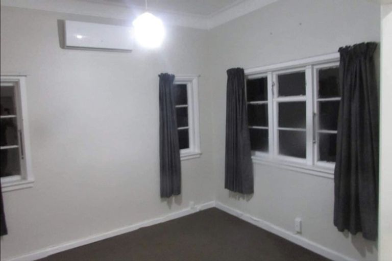 Photo of property in 137 Whites Line East, Waiwhetu, Lower Hutt, 5010