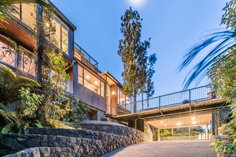 Photo of property in 412 Scenic Drive, Waiatarua, Auckland, 0612