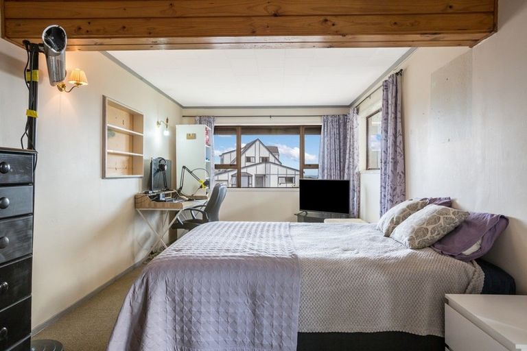 Photo of property in 106 Gloaming Hill, Titahi Bay, Porirua, 5022