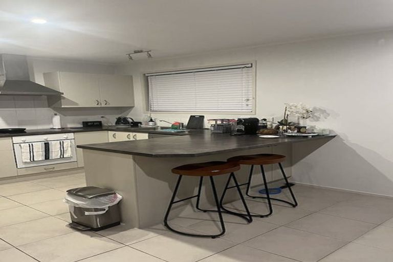 Photo of property in 36 Deverell Place, Northcross, Auckland, 0632