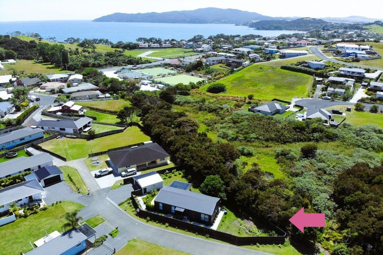 Photo of property in 2 Meenas Place, Cable Bay, 0420