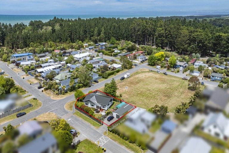 Photo of property in 29 Broadway Avenue, Waikuku Beach, 7473