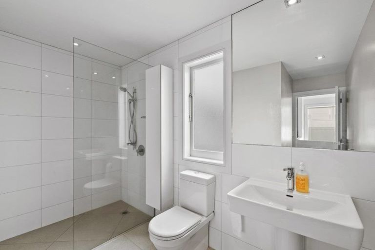 Photo of property in 48 Queen Street, Northcote Point, Auckland, 0627