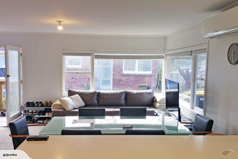 Photo of property in 1/28b Sunnynook Road, Sunnynook, Auckland, 0620