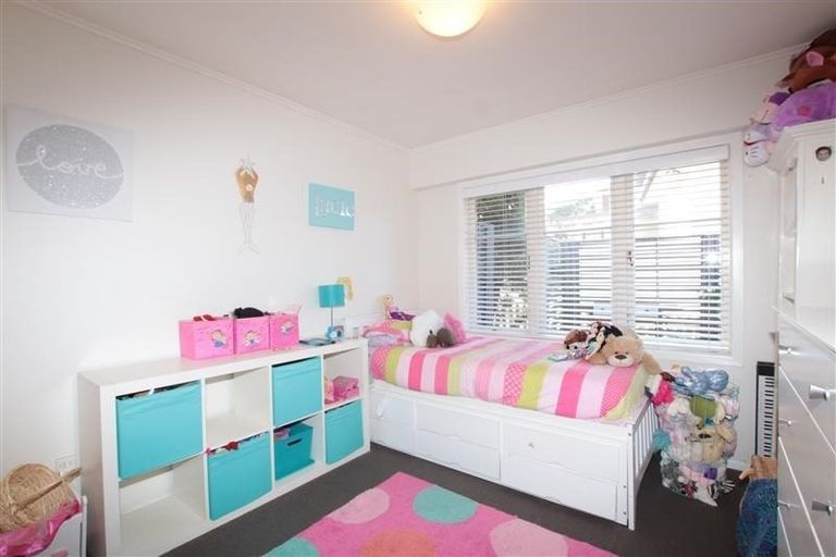 Photo of property in 21 Essex Street, Te Atatu South, Auckland, 0610