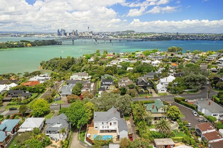 Photo of property in 30 Maritime Terrace, Birkenhead, Auckland, 0626