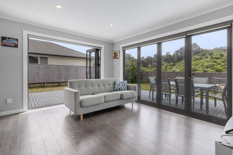 Photo of property in 10 Tararua Close, Aotea, Porirua, 5024