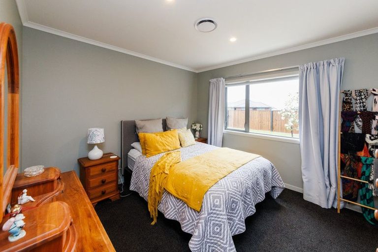 Photo of property in 10 Mediterranean Grove, Fitzherbert, Palmerston North, 4410