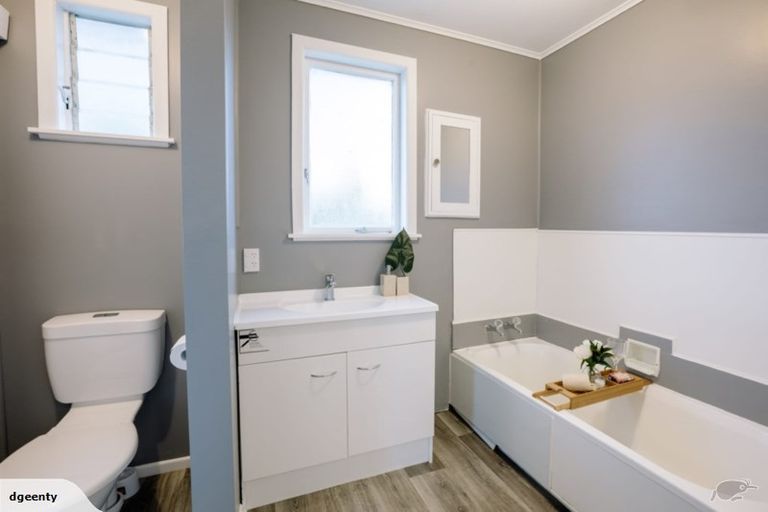 Photo of property in 79 Collins Road, Melville, Hamilton, 3206