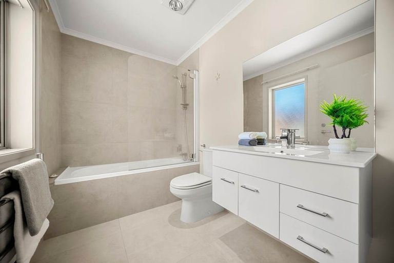 Photo of property in 9 Horizon View Road, Oteha, Auckland, 0632