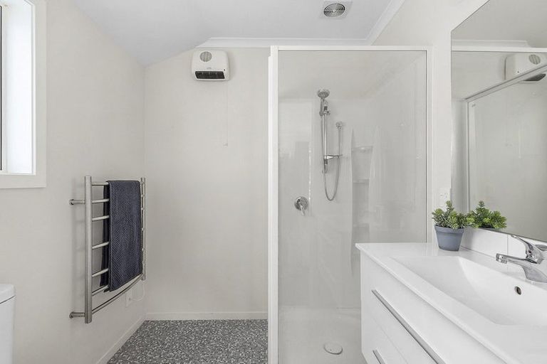 Photo of property in 60 Airlie Road, Plimmerton, Porirua, 5026