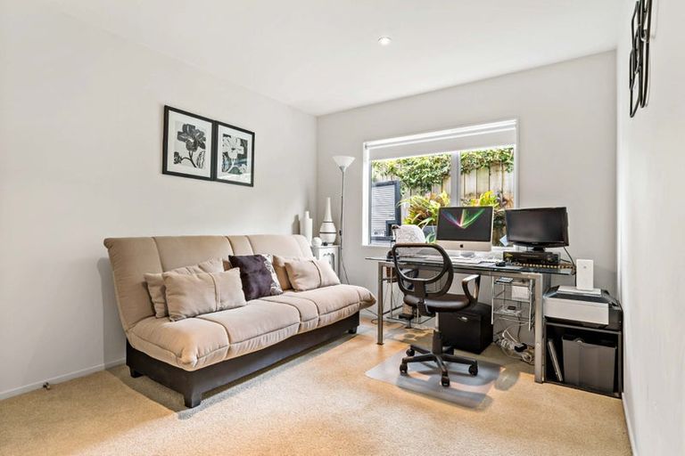 Photo of property in 34 Sunnyhaven Avenue, Beach Haven, Auckland, 0626