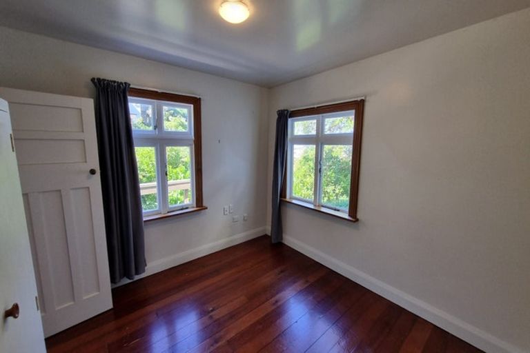 Photo of property in 25 Harbour View Road, Northland, Wellington, 6012