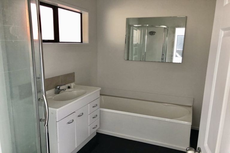 Photo of property in 1 Ryden Place, Glen Eden, Auckland, 0602