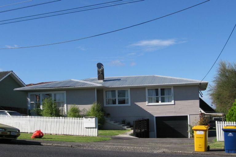 Photo of property in 2/33 Exmouth Road, Northcote, Auckland, 0627