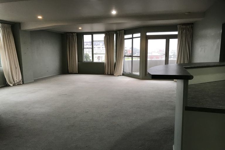 Photo of property in Grandstand Apartments, 10/80 Kent Terrace, Mount Victoria, Wellington, 6011