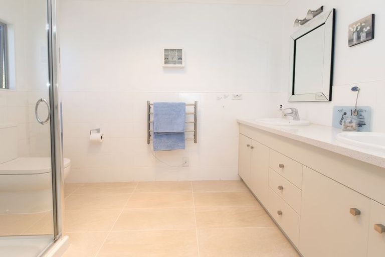 Photo of property in 989 Whangaparaoa Road, Tindalls Beach, Whangaparaoa, 0930