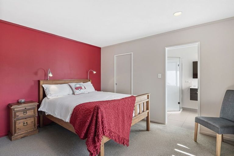 Photo of property in 15 Ballini Rise, West Harbour, Auckland, 0618