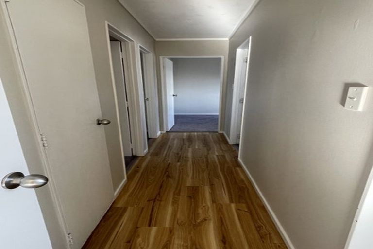 Photo of property in 95 Hobsonville Road, West Harbour, Auckland, 0618