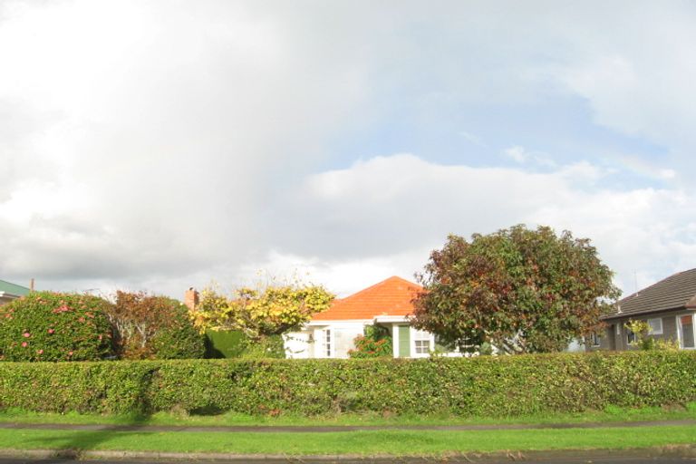 Photo of property in 39 Mellons Bay Road, Mellons Bay, Auckland, 2014