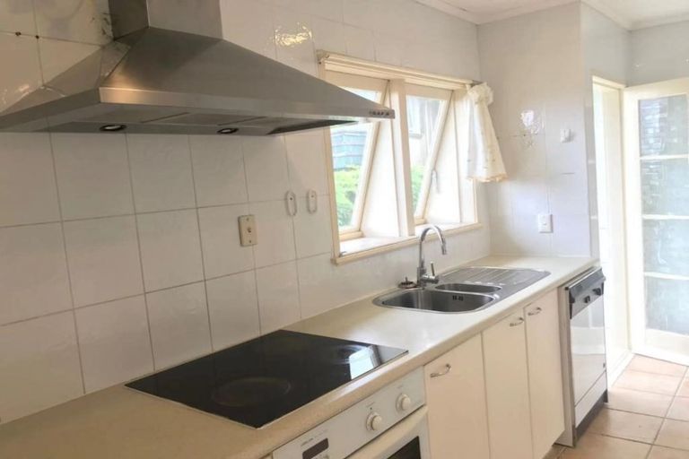 Photo of property in 9 Chelsea View Drive, Chatswood, Auckland, 0626