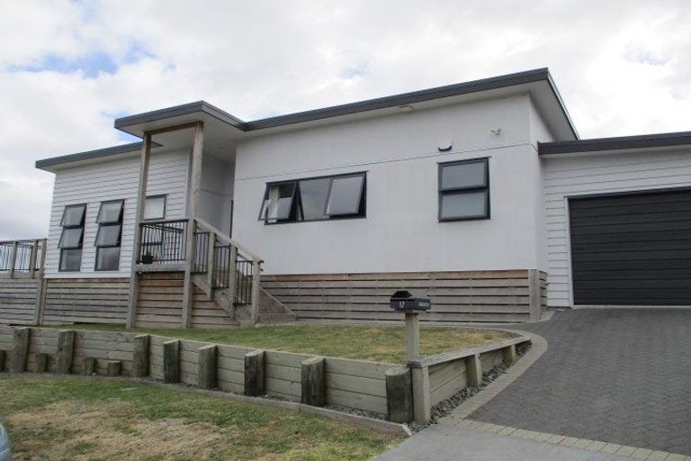 Photo of property in 17 Rochfort Crescent, Pyes Pa, Tauranga, 3112