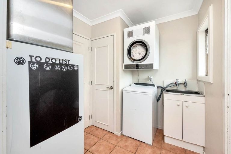 Photo of property in 2 Hollyhock Place, Browns Bay, Auckland, 0630